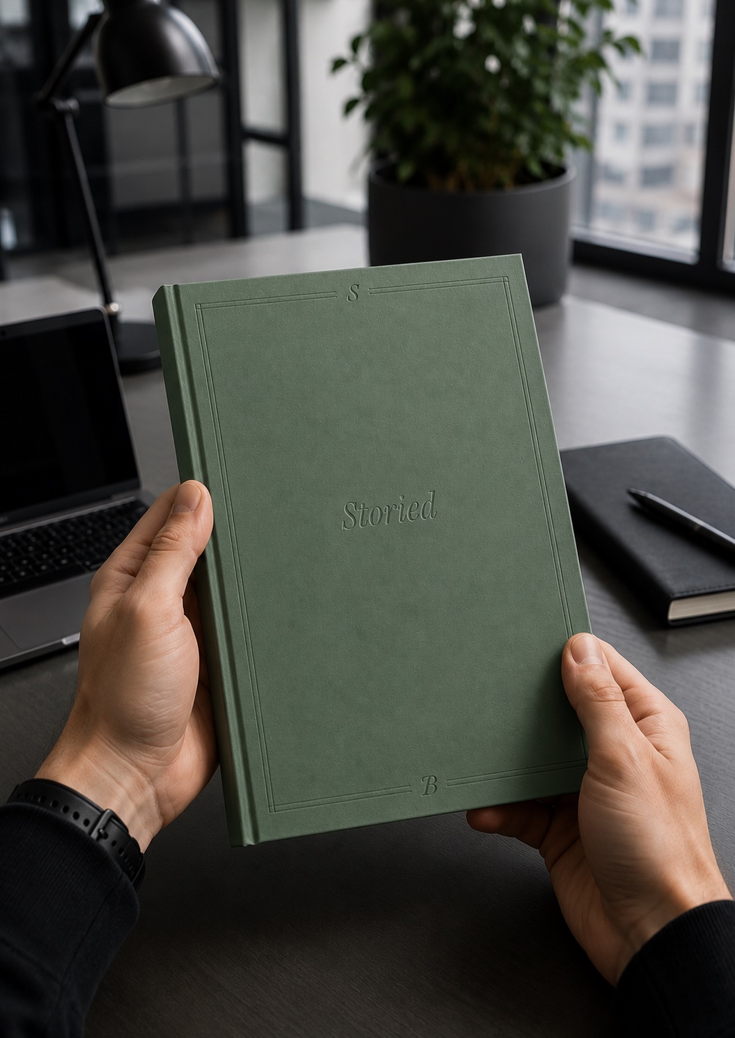 Людина тримає книгу Storied