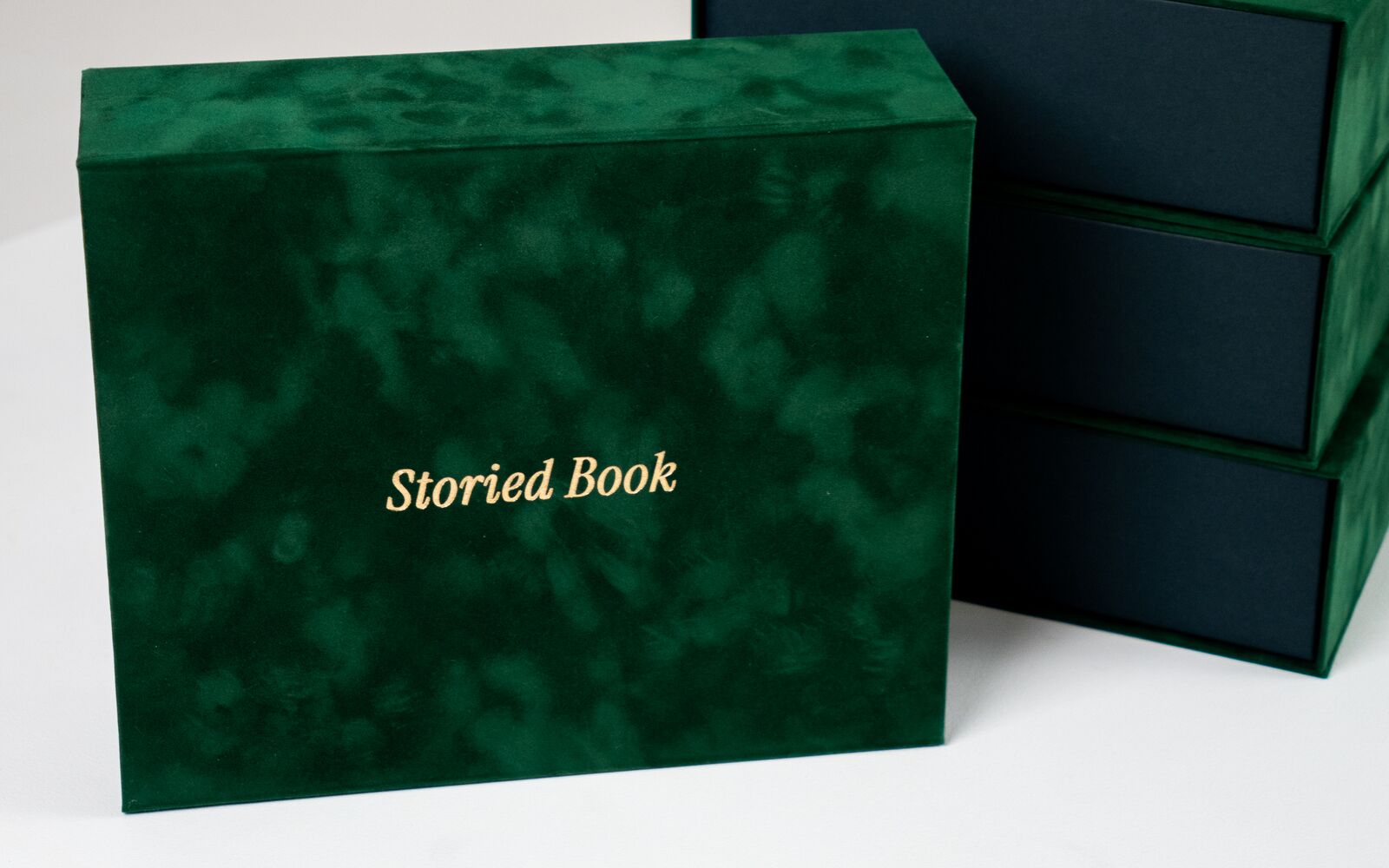 Темно-зелений велюровий бокс Storied Book із золотим написом