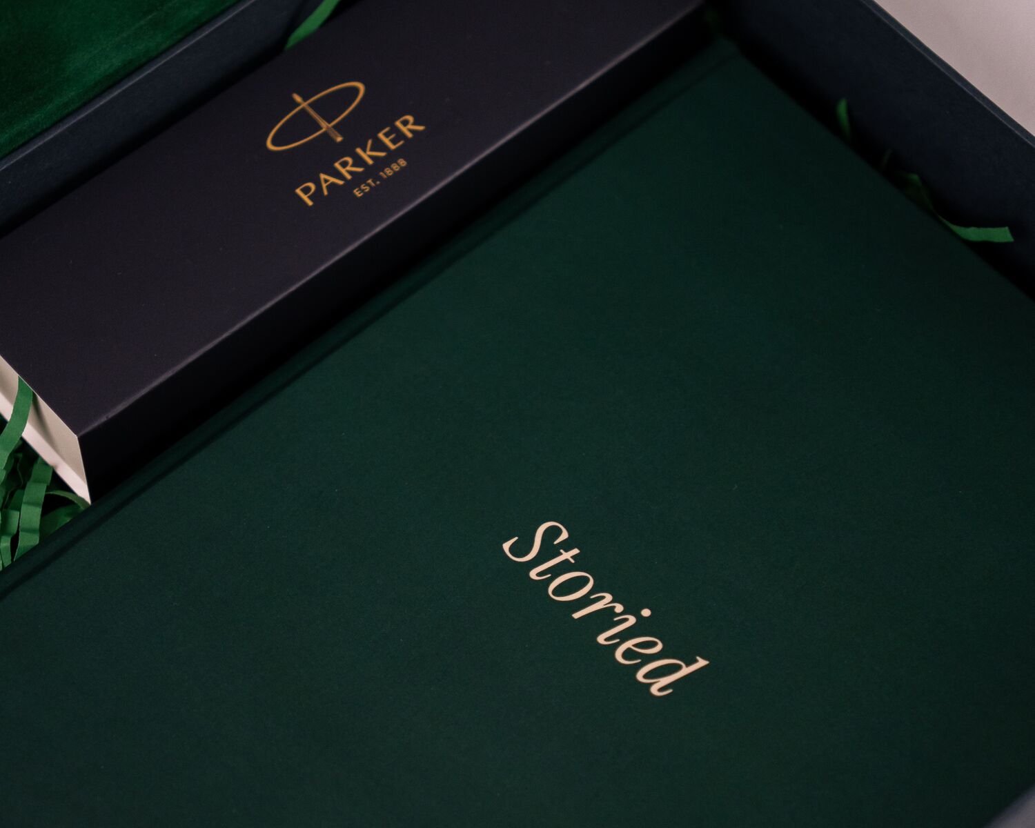 Коробка ручки Parker і обкладинка книги Storied із золотим тисненням